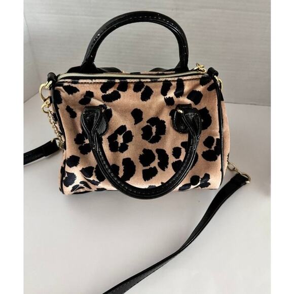 Betsey Johnson Leopard Faux Fur Bow Satchel Crossbody Bag Gold Colored Chain - Picture 4 of 16